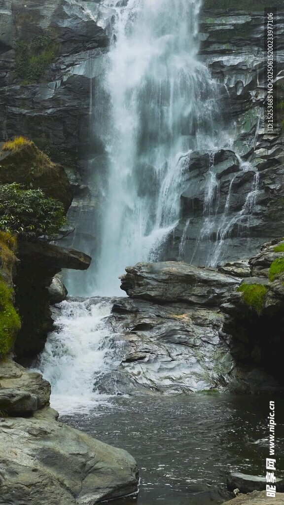 山間瀑布美景