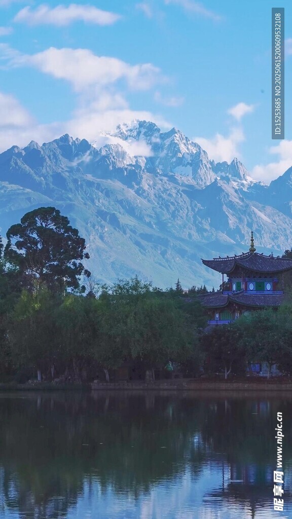 湖畔古建映雪山美景