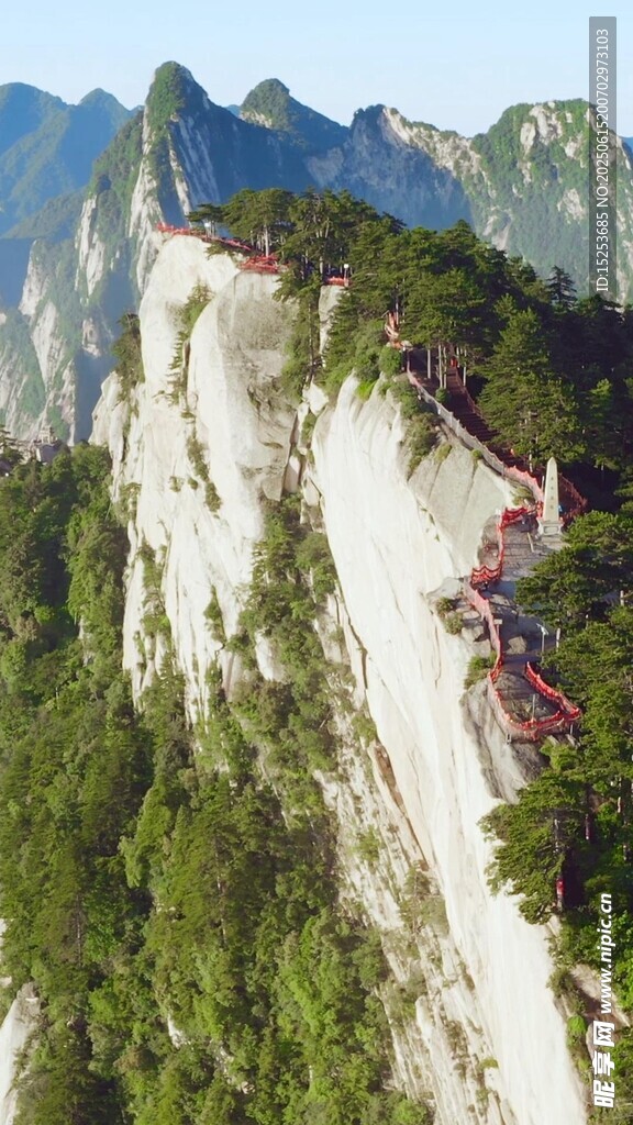 險(xiǎn)峻山峰上的蜿蜒棧道