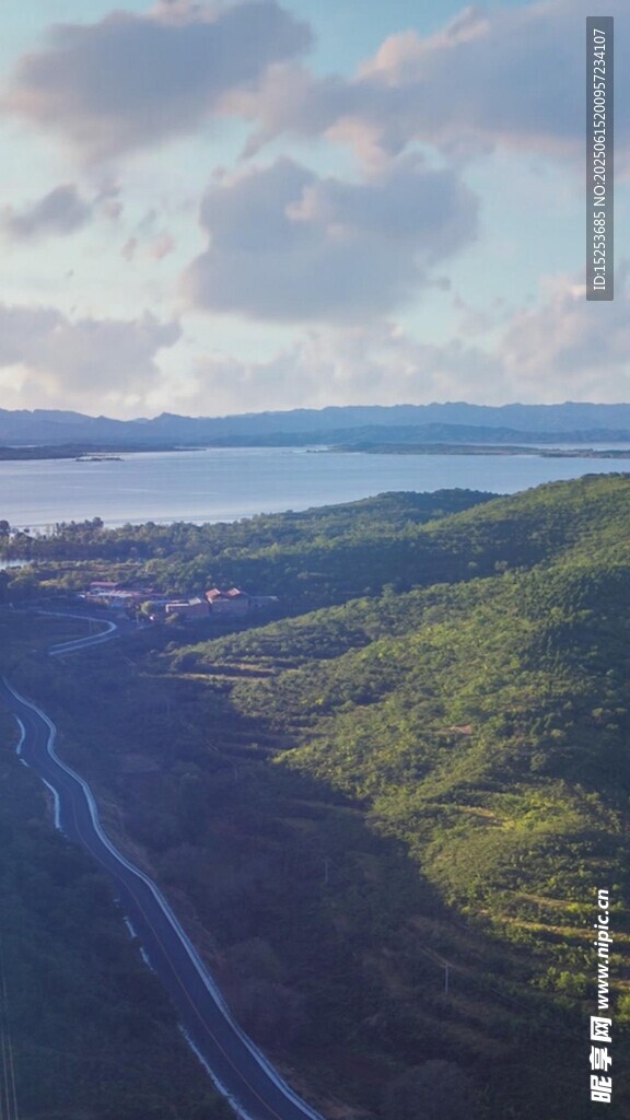 山間公路旁的秀麗自然景觀