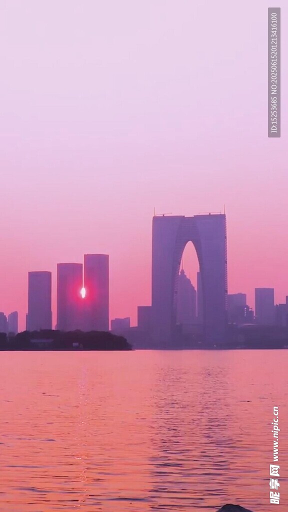 黃昏下的城市濱水風(fēng)光