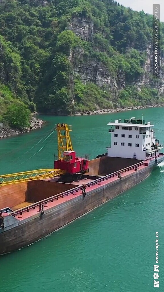 江上貨船行于青山綠水間