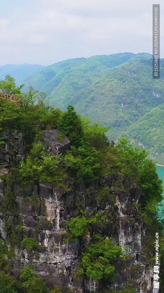 懸崖上的翠綠山林