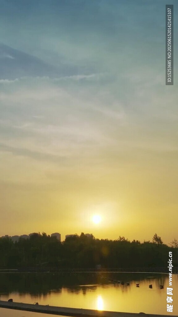 湖畔日落美景