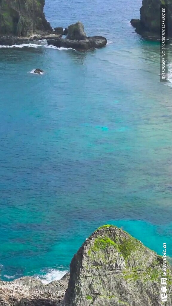 美麗海景中的礁石與碧海