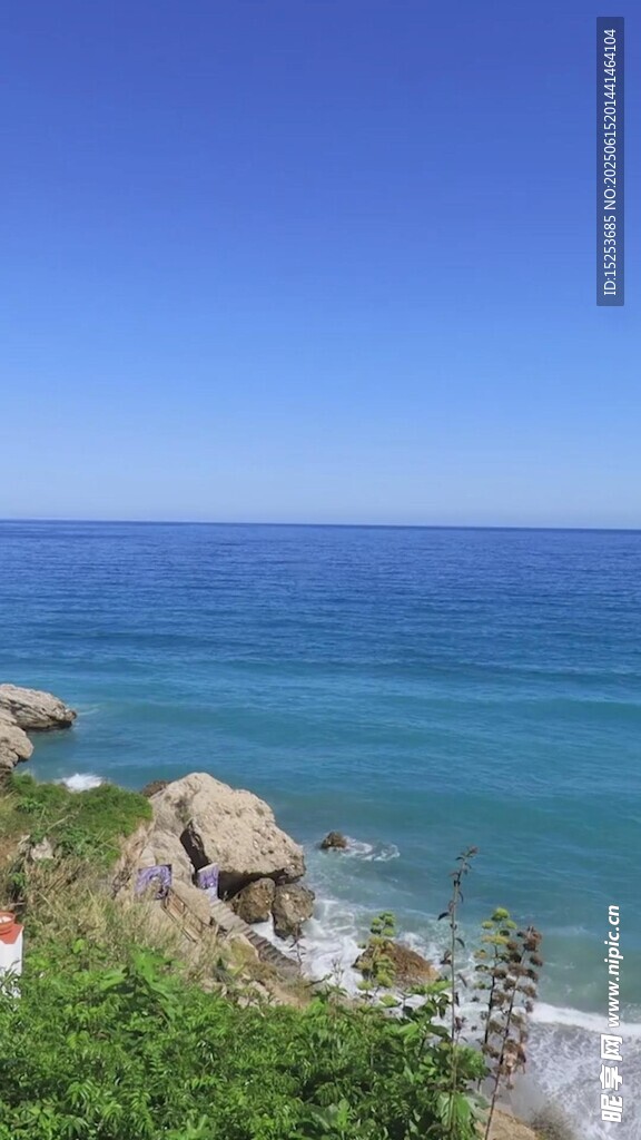海邊美景巖石與碧海藍(lán)天