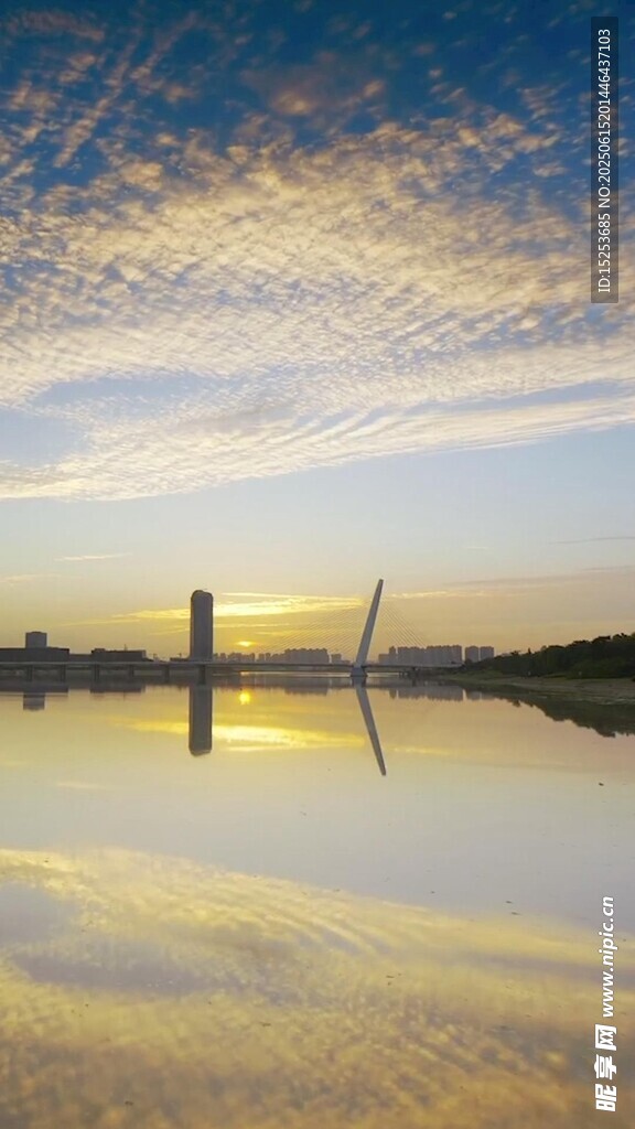 湖畔日落美景