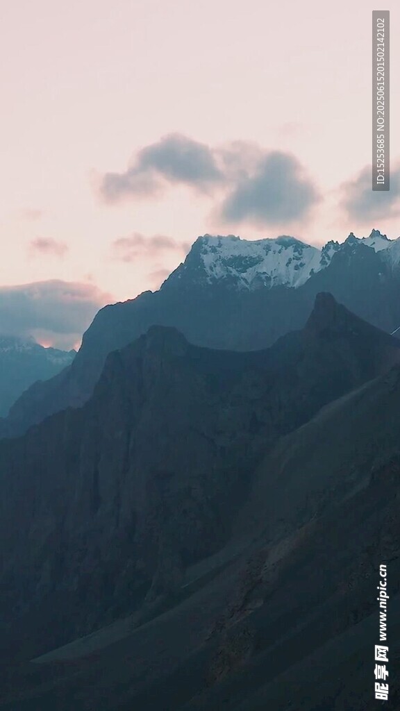 壯麗山巒云霧繚繞之景