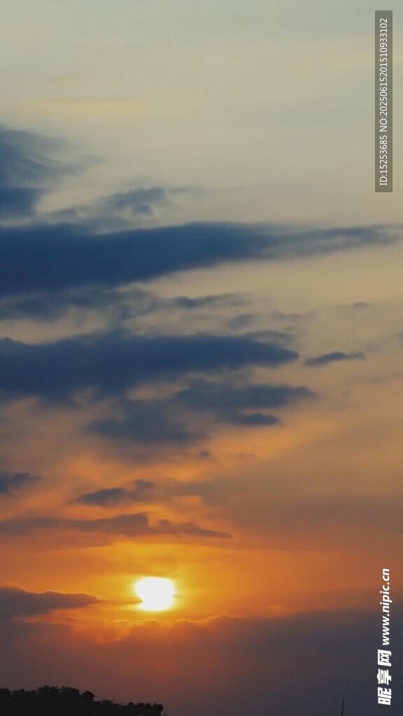夕陽西下天際云霞絢爛