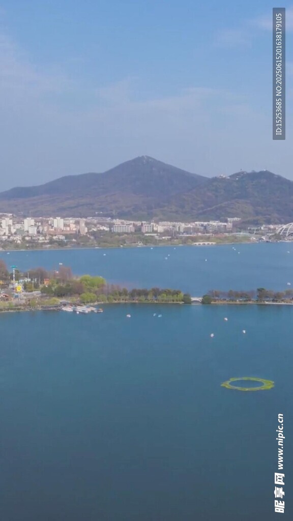 美麗湖景與遠山風光