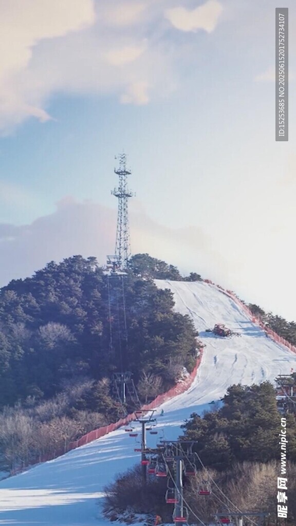 雪山之巔的高聳通信塔
