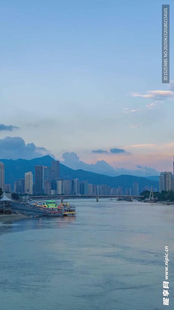 江邊城市天際線美麗景致