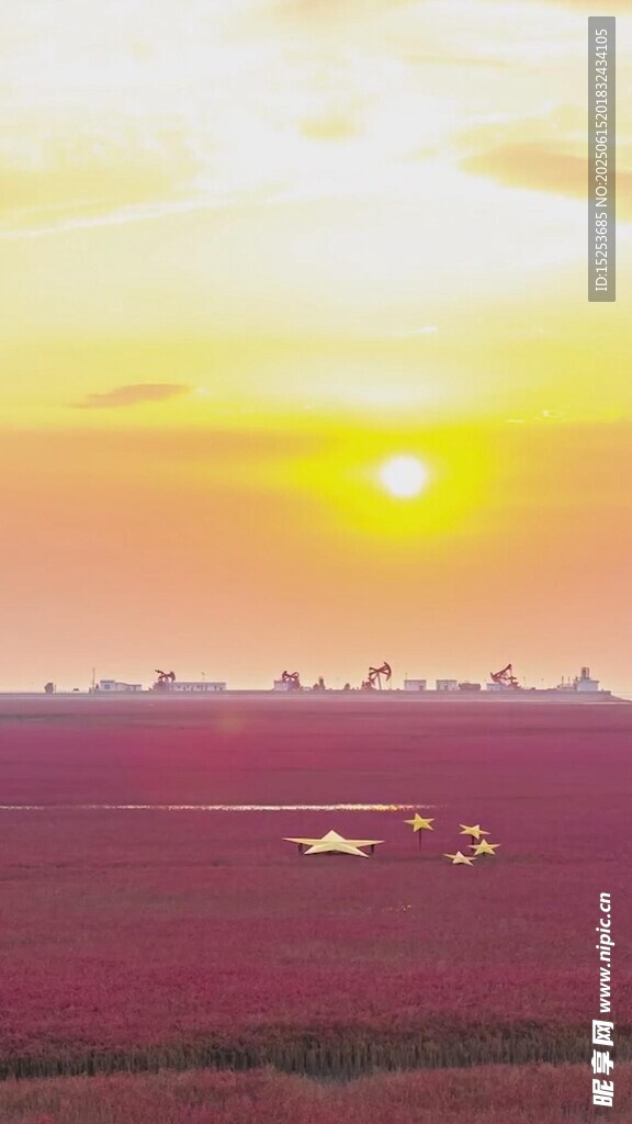 夕陽(yáng)下的廣袤紅土地