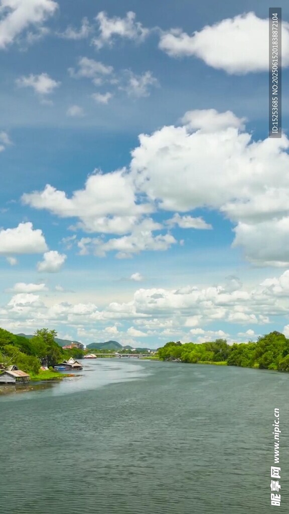 河畔藍(lán)天綠樹風(fēng)景如畫