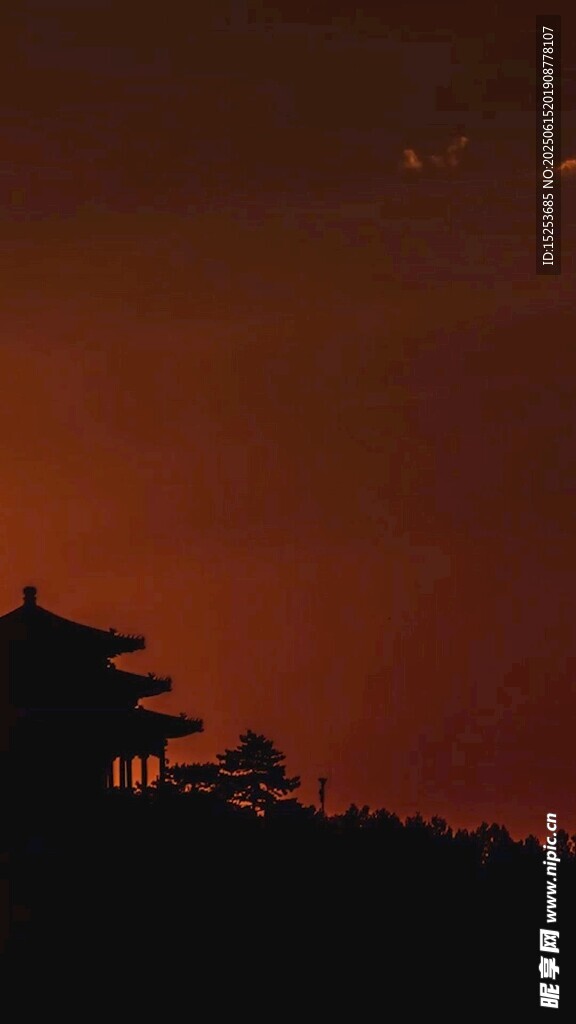 夜幕下的古建筑剪影