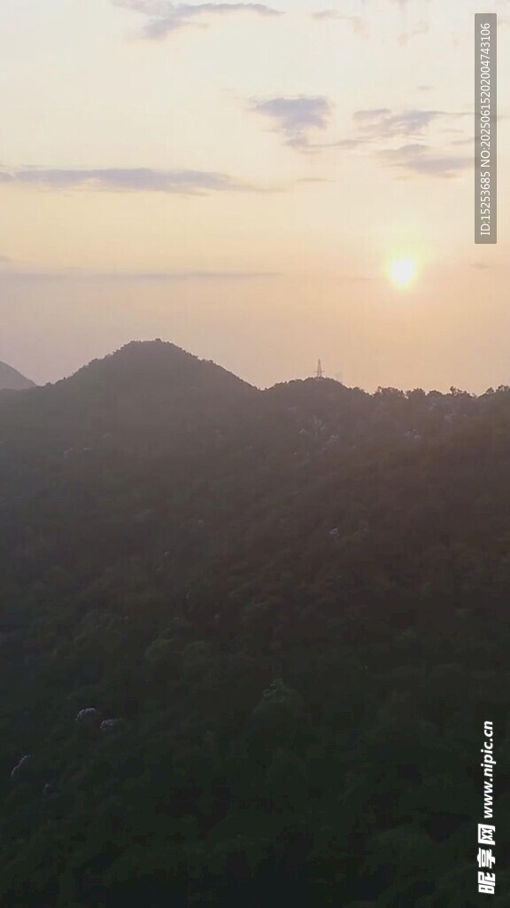 日落時分的山林美景
