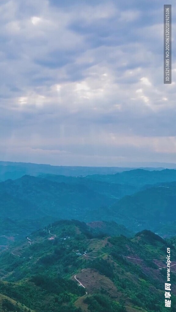 山巒云海間的壯美風光