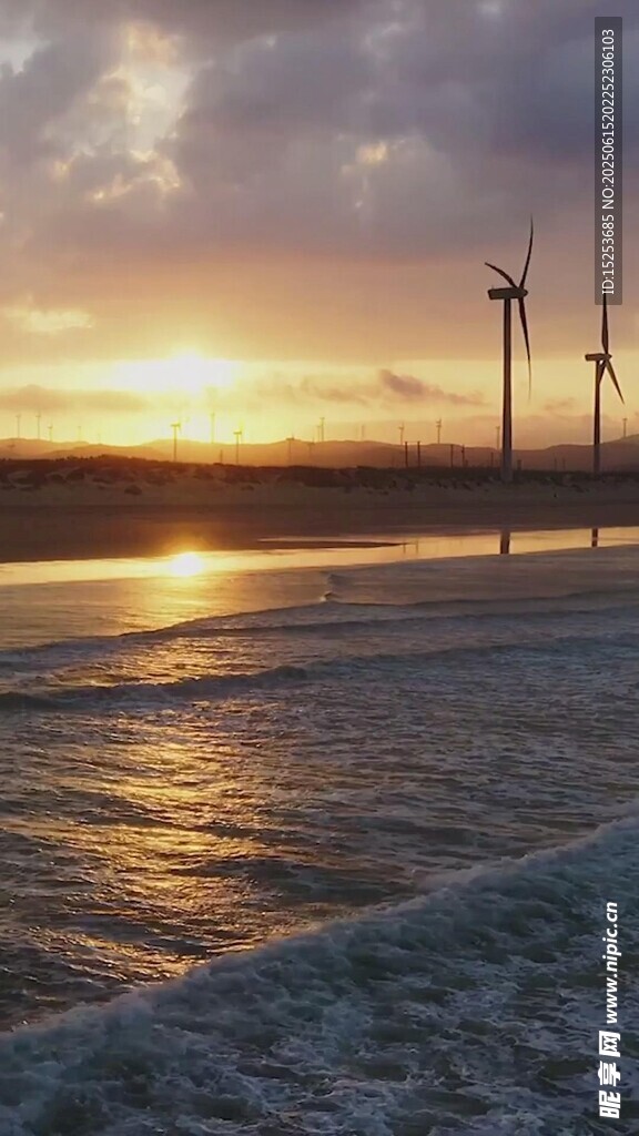 海邊日落與風力發電機