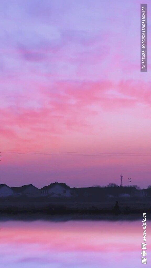 夢幻粉紫天空下的寧靜湖景