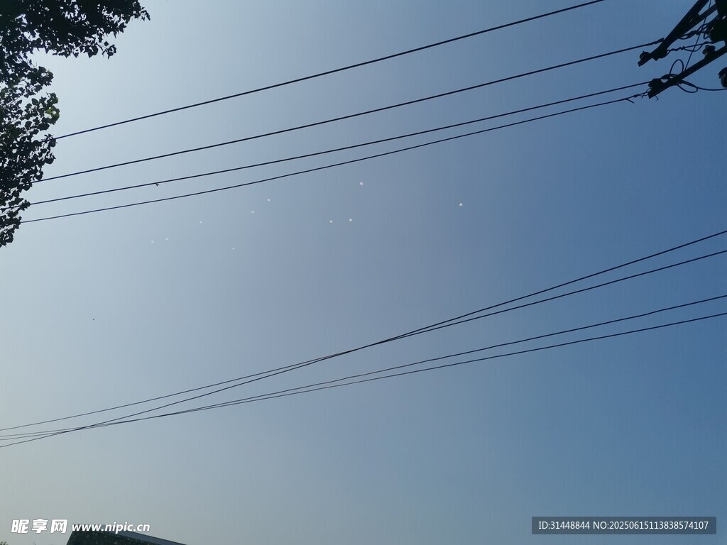 仰視視角下的空中電線