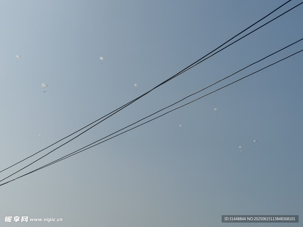 空中電線與晴朗天空