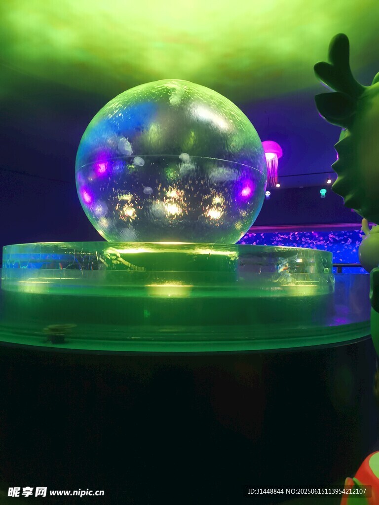 夢(mèng)幻發(fā)光水晶球擺件