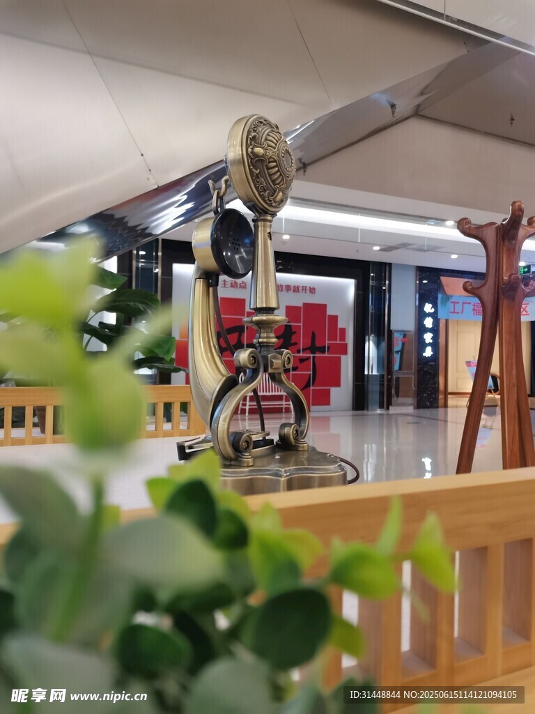 商場中的可愛機(jī)器人