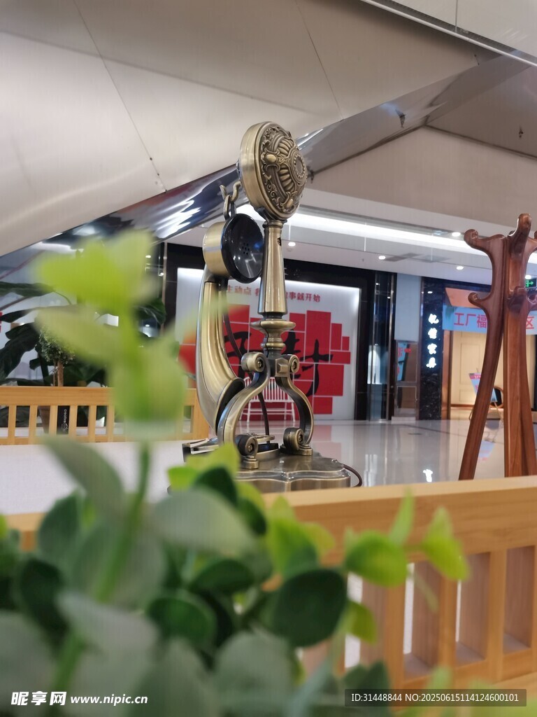 商場內的可愛卡通雕塑
