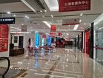 商場內部寬敞明亮的購物空間