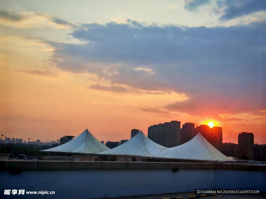夕陽下的獨(dú)特白色建筑景觀
