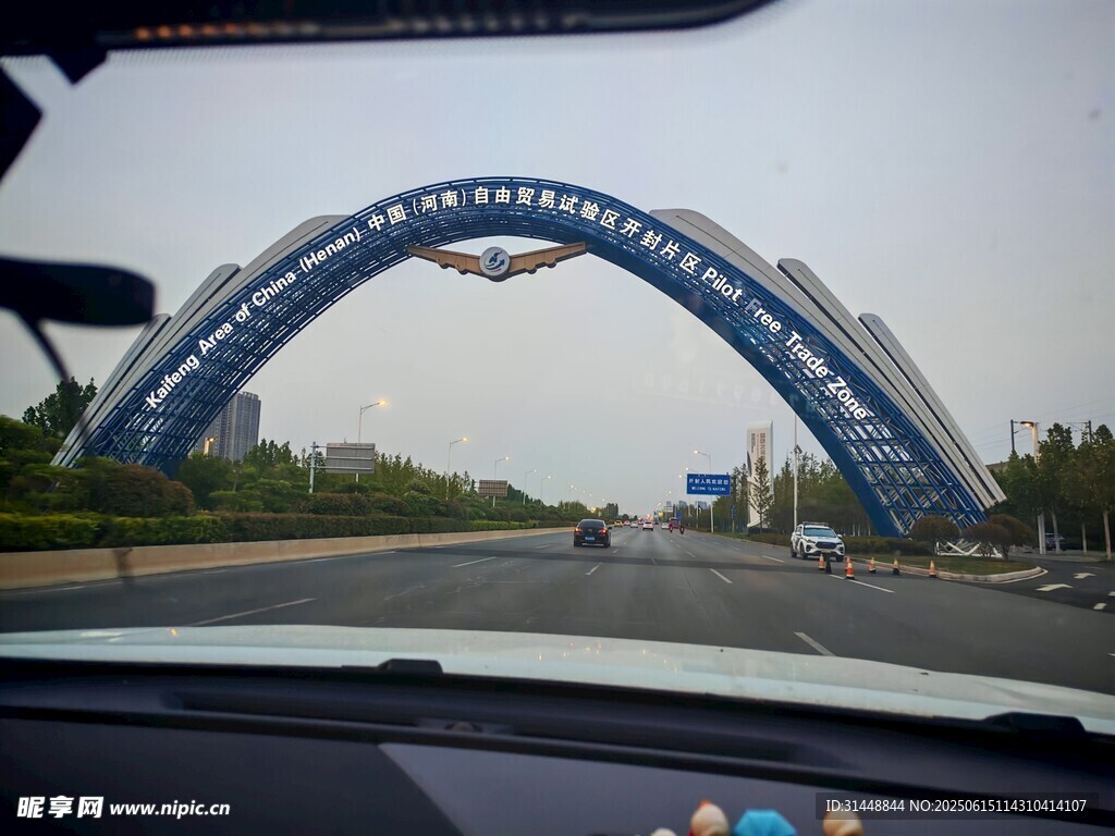車內視角看拱形大門