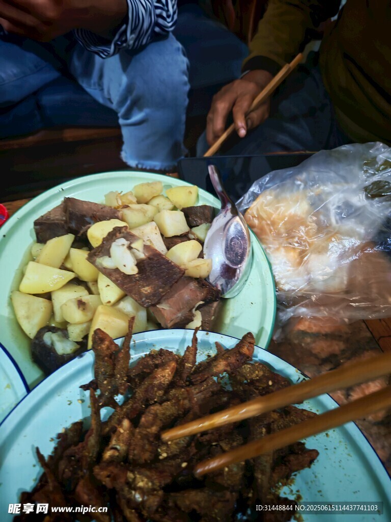 美味燒烤聚餐場景