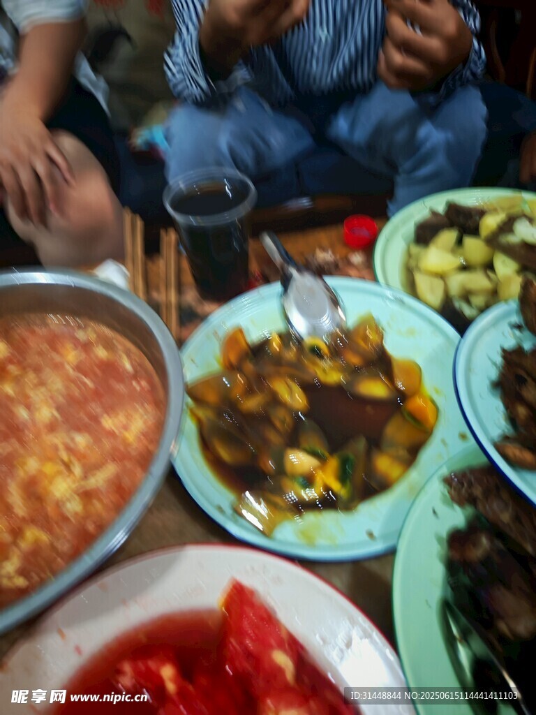 豐盛家常菜聚餐場景