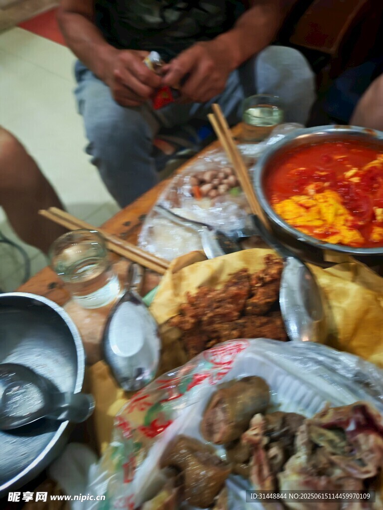 戶外豐盛燒烤美食場(chǎng)景