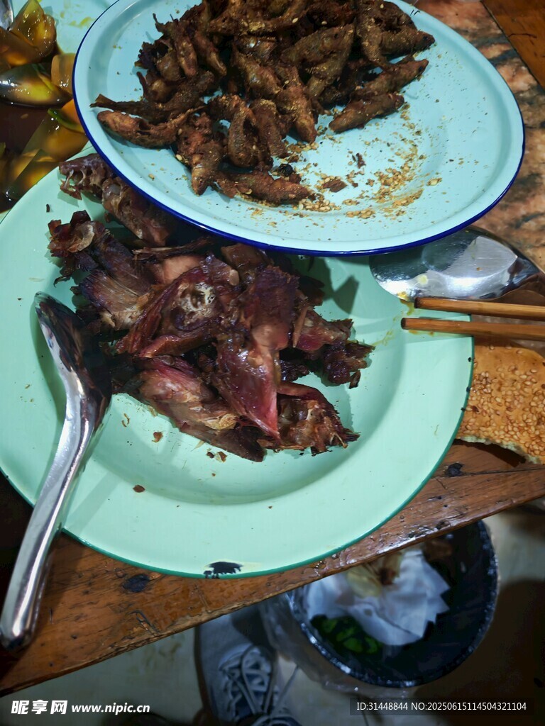 餐桌上的美味菜肴