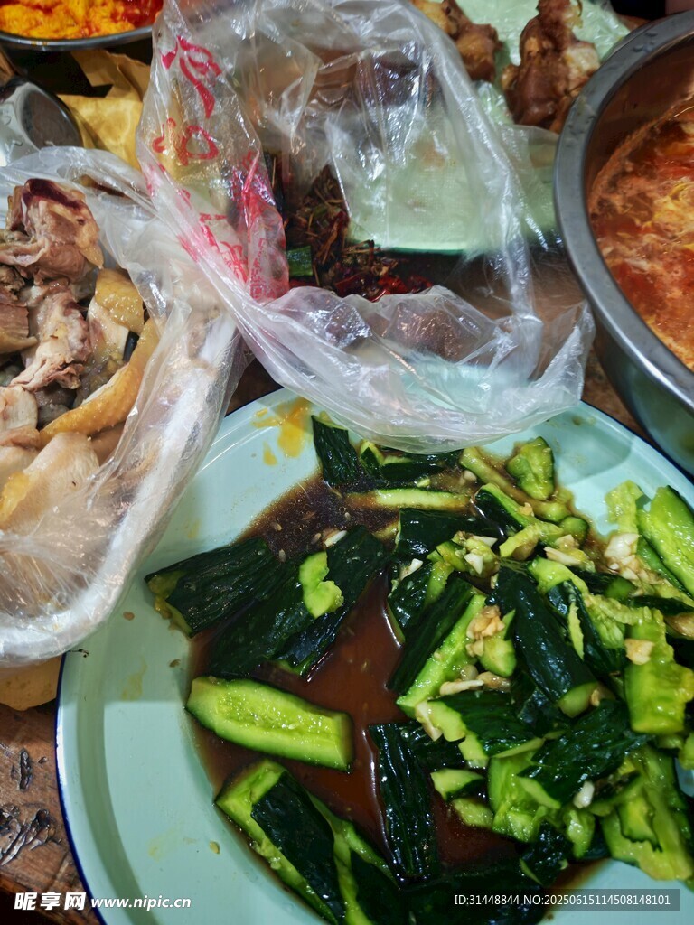 豐盛家常菜擺桌