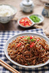 美味炒粉條擺于餐桌