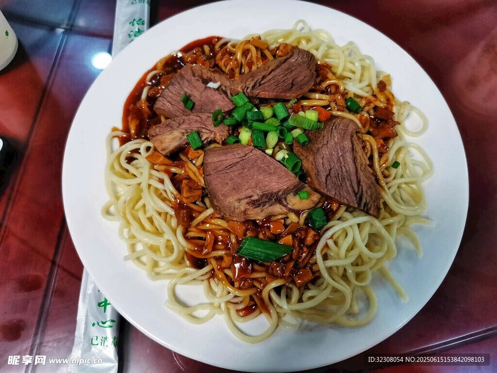 牛肉拌面 