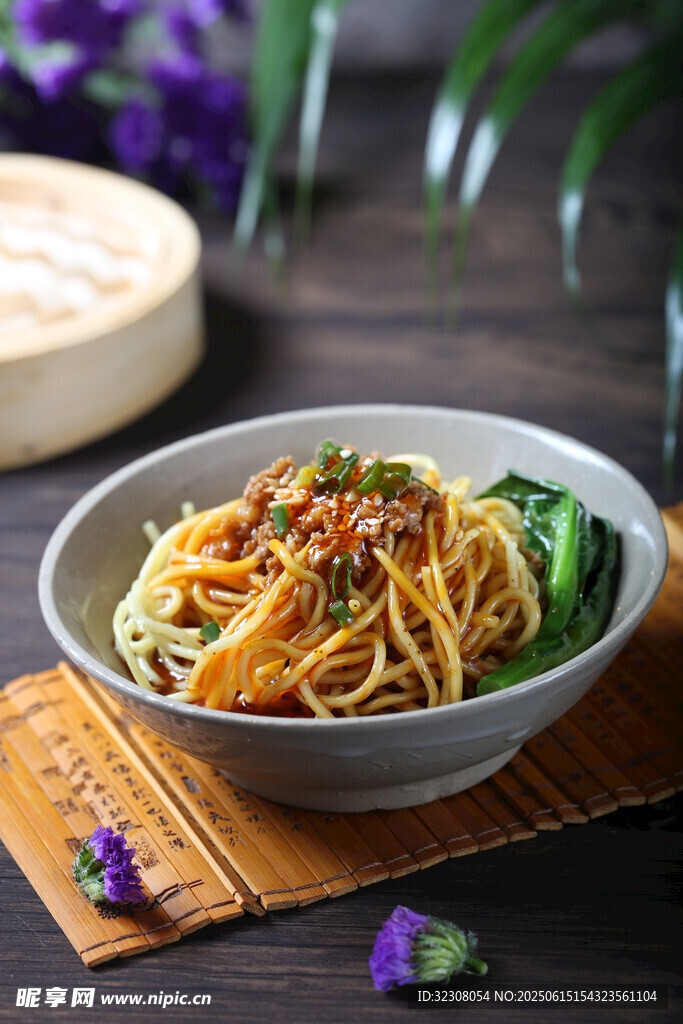 美味拌面配青菜