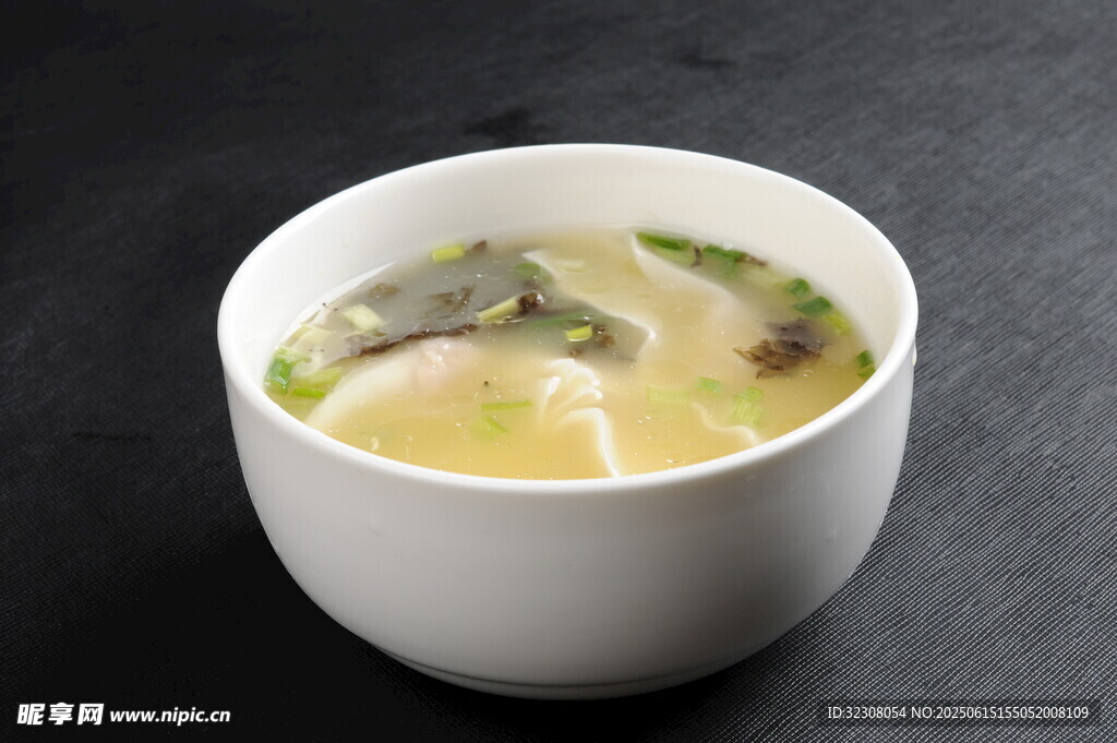 白色碗中盛的美味湯品