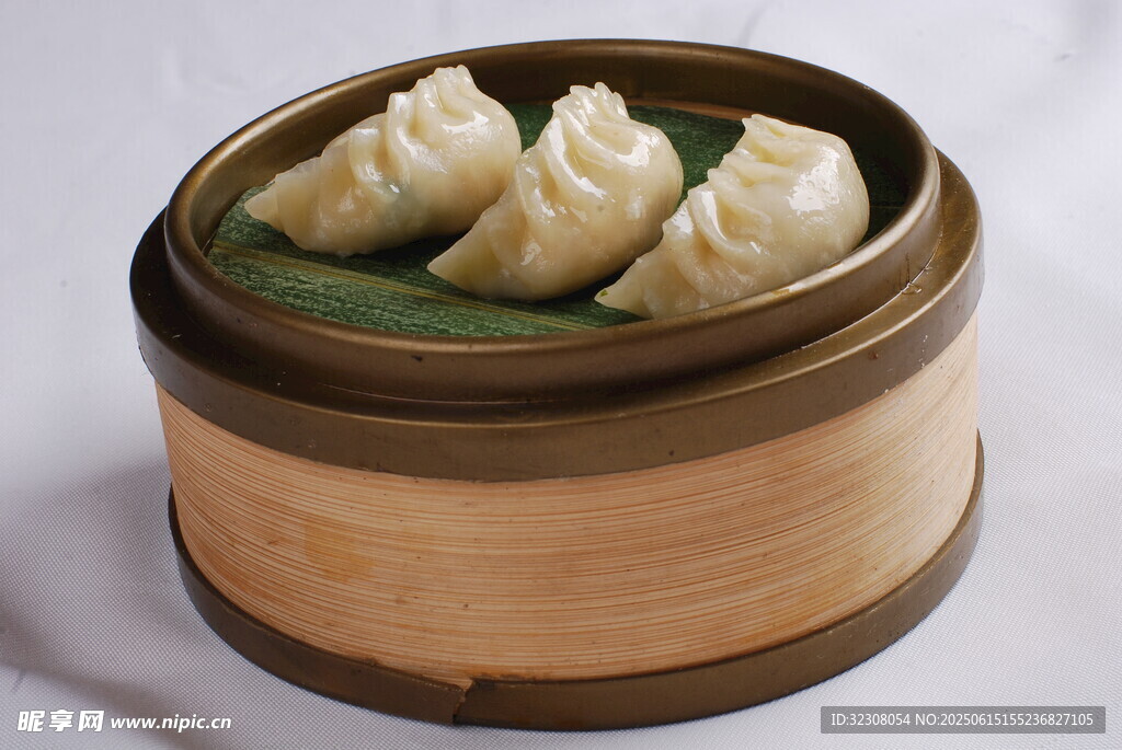 竹制蒸籠里的美味餃子
