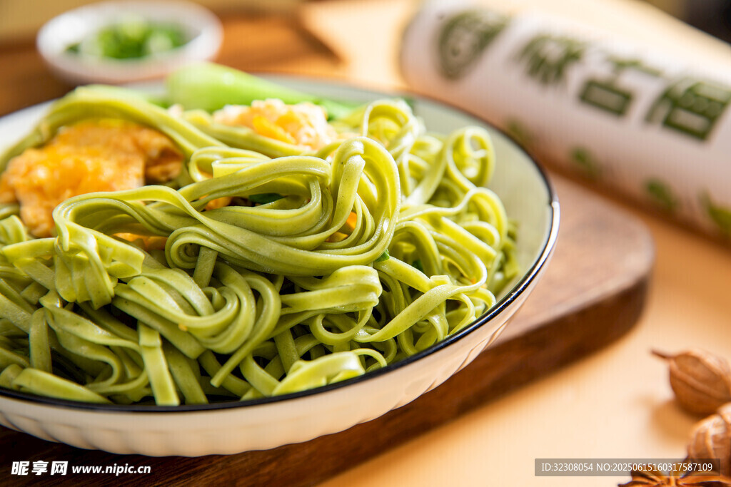 菠菜面搭配美味食材