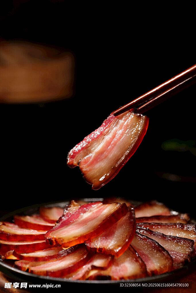 筷子夾起美味臘肉切片