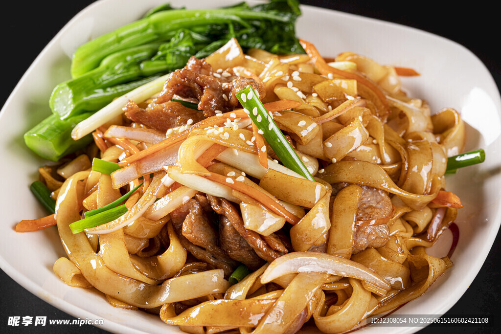 美味炒河粉配青菜