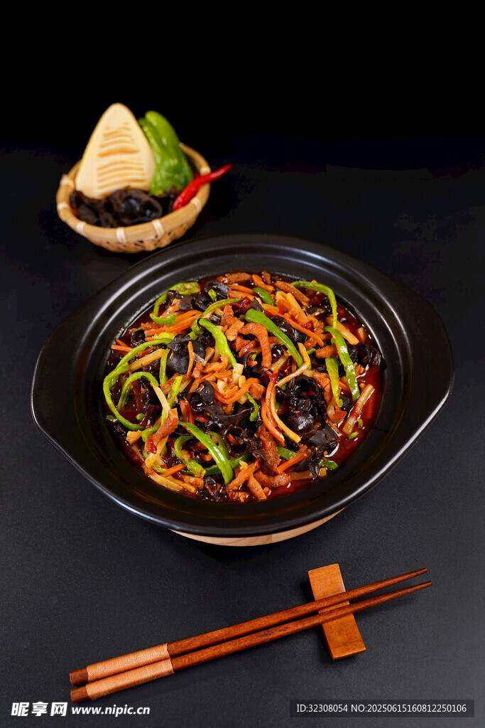 美味炒肉絲配筷子與小菜