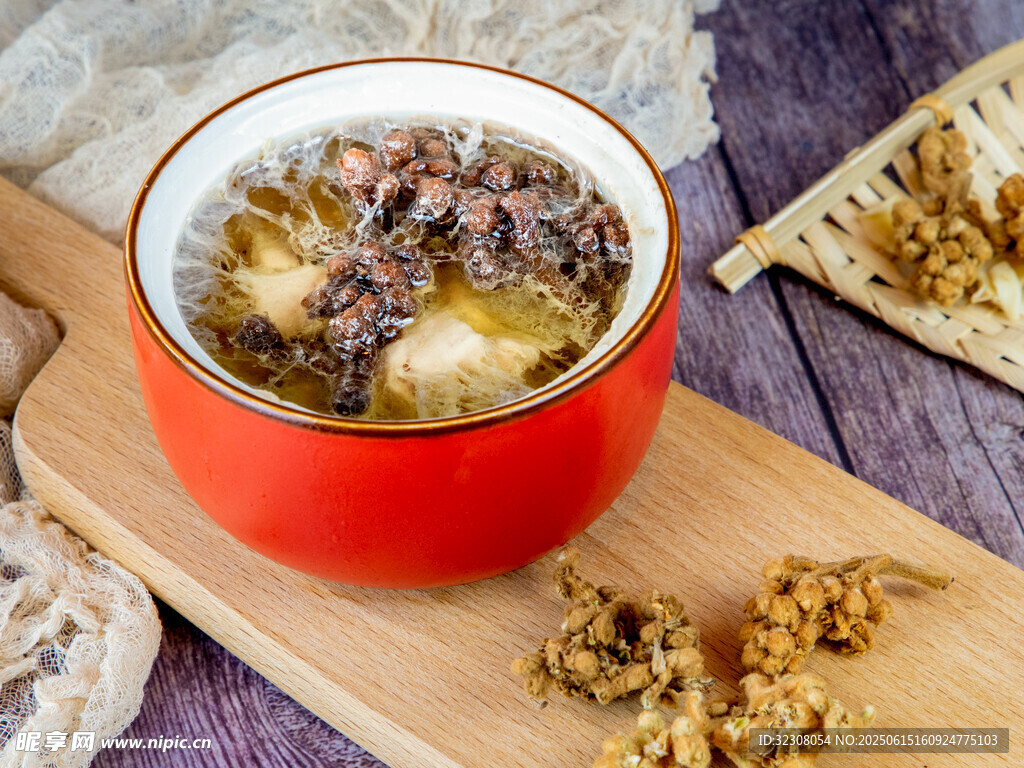 紅碗裝的美味堅(jiān)果燕麥粥
