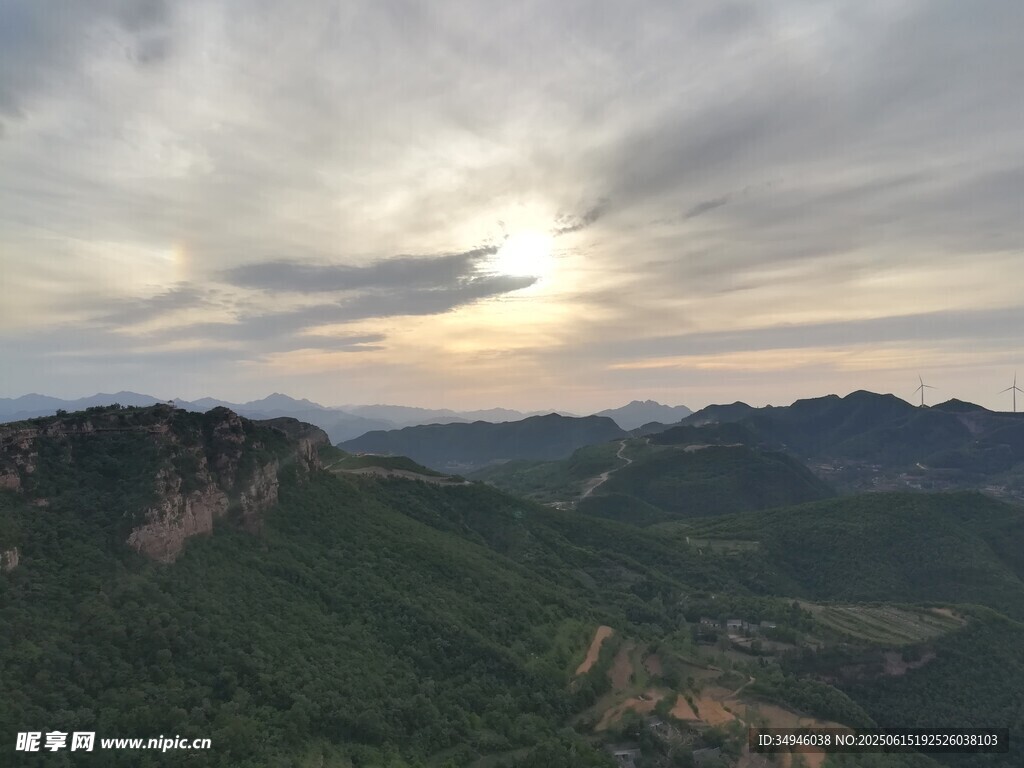 山間日落美景