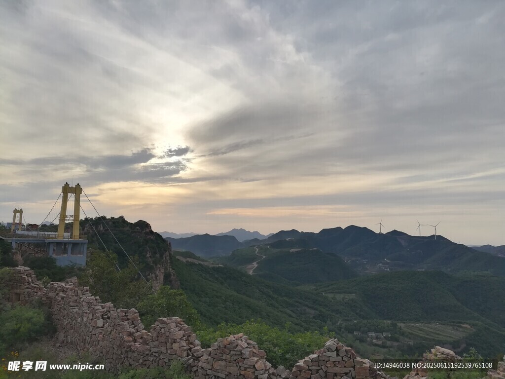 黃昏下的長城壯麗景觀