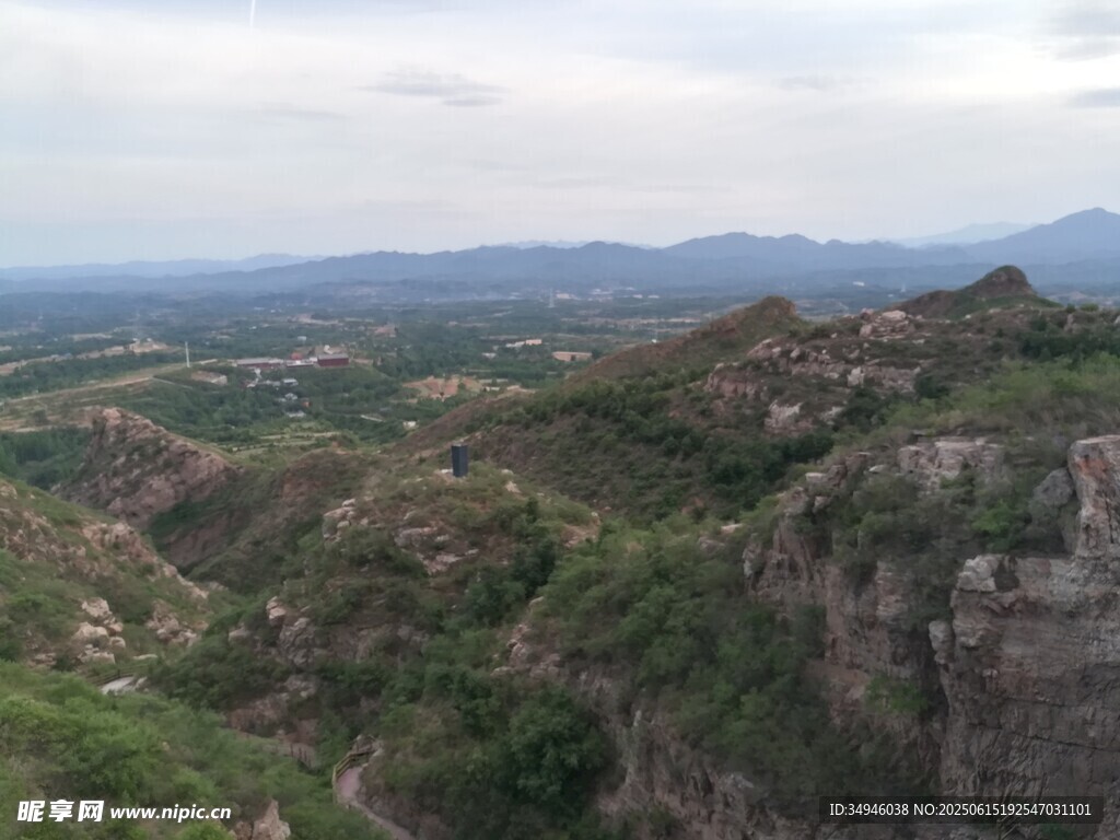 壯麗山巒風景圖