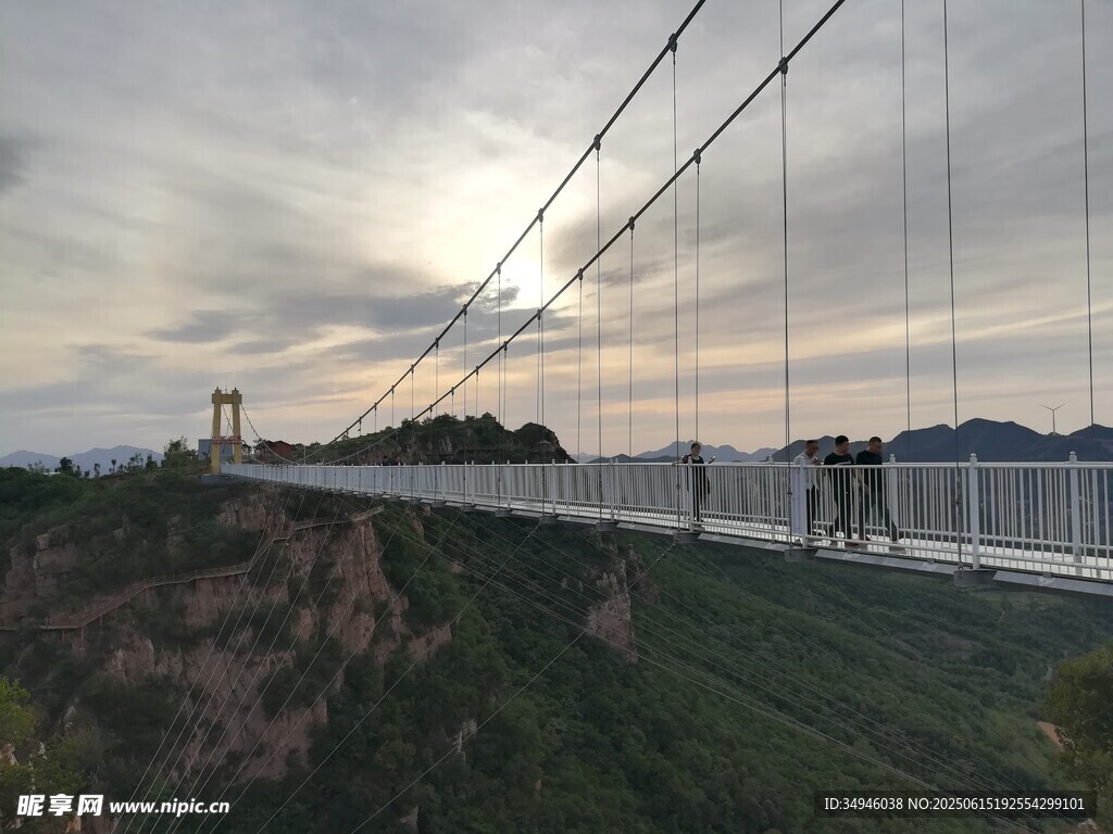 壯麗懸索橋橫跨山間美景